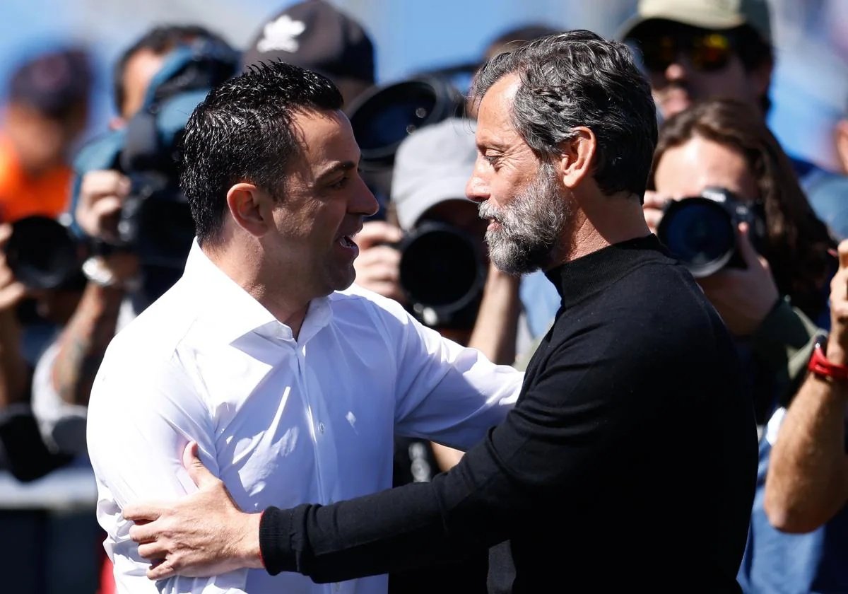 Xavi Hernández y Quique Sánchez Flores se saludan antes del Getafe vs Barça  Foto: EP