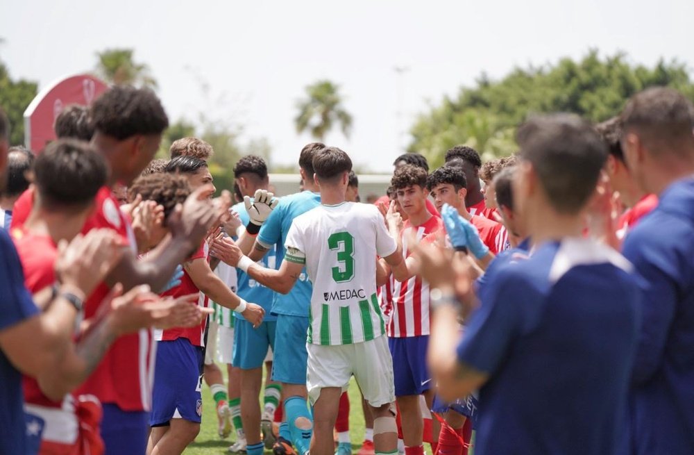 Los jugadores del Atlético hacen el pasillo a los del Real Betis al final del partido de este domingo en Nerja.- RBB