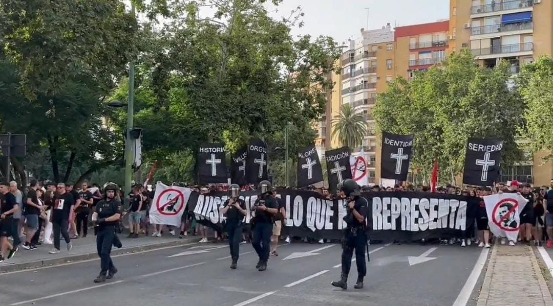 Protesta de la afición del Sevilla FC en la previa del encuentro ante el FC Barcelona  Captura de vídeo: Mario Míjenz