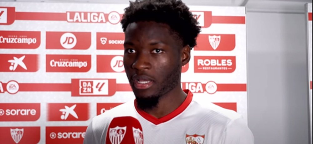 Lucien Agoumé atiende a Sevilla FC TV.-SFC