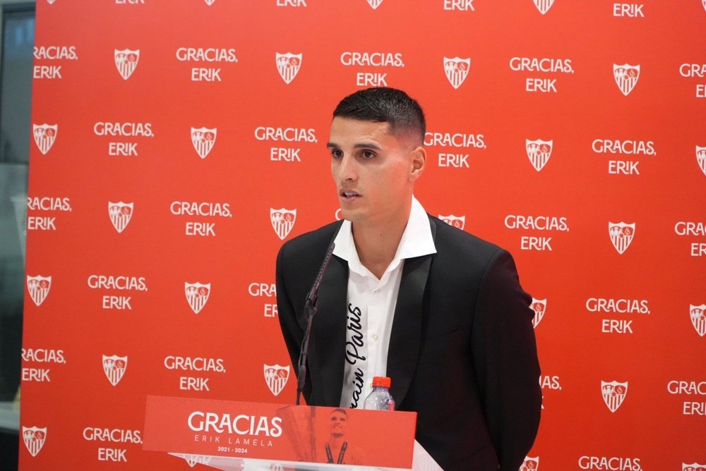 Erik Lamela durante su acto de despedida del Sevilla FC Foto: Mario Míjenz