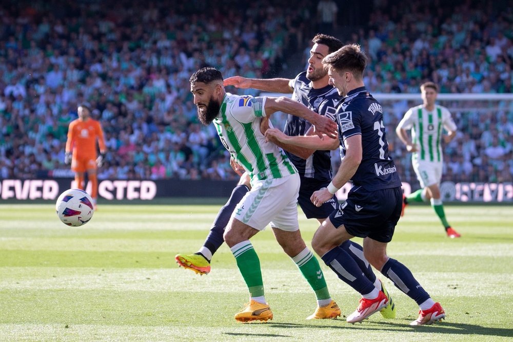 Nabil Fekir trata de zafarse del estrecho marcaje de Mikel Merino y Turrientes durante el partido ante la Real Sociedad, seguramente el último que haya disputado con la elástica del Real Betis.- Francisco Gordillo