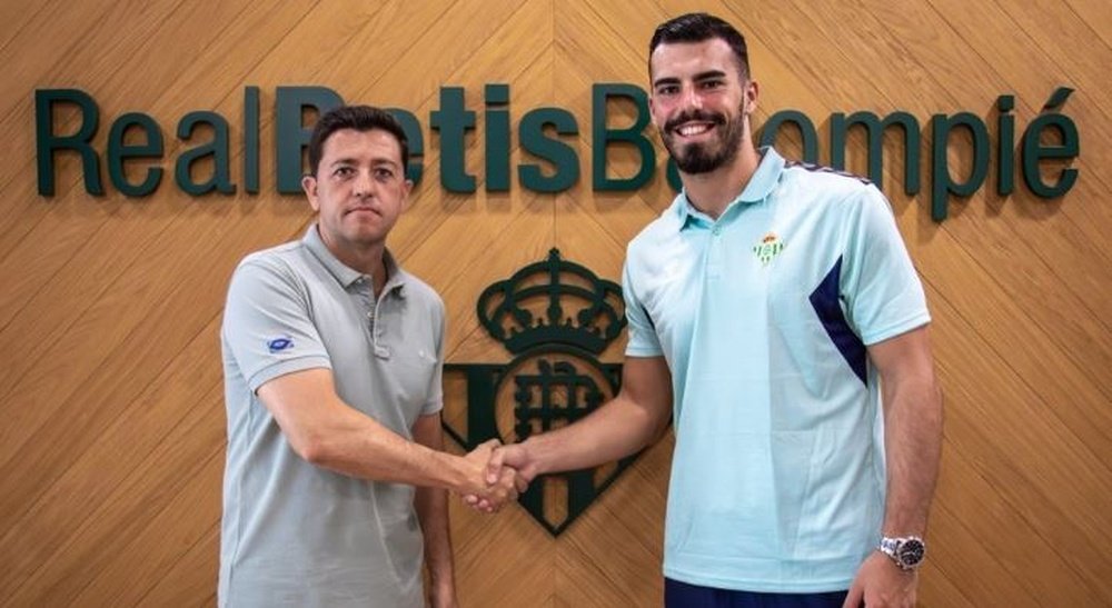 Miguel Calzado con Guilherme cuando se anunció su llegada al Real Betis el pasado verano.- RBB