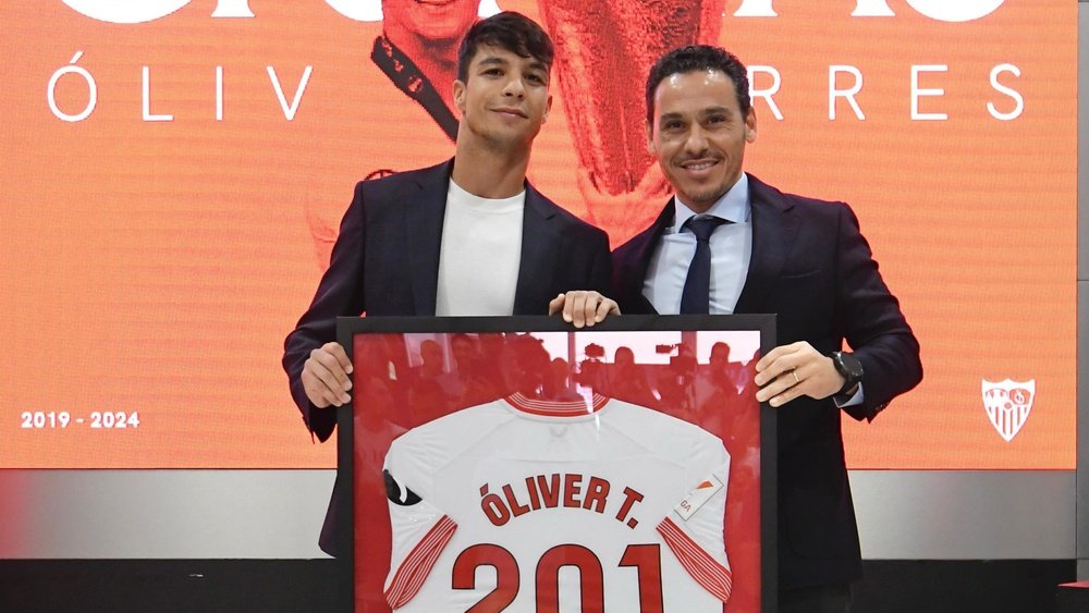 Óliver Torres, en su despedida, junto a José María Del Nido Carrasco y el cuadro por sus 201 partidos como sevillista .-SFC