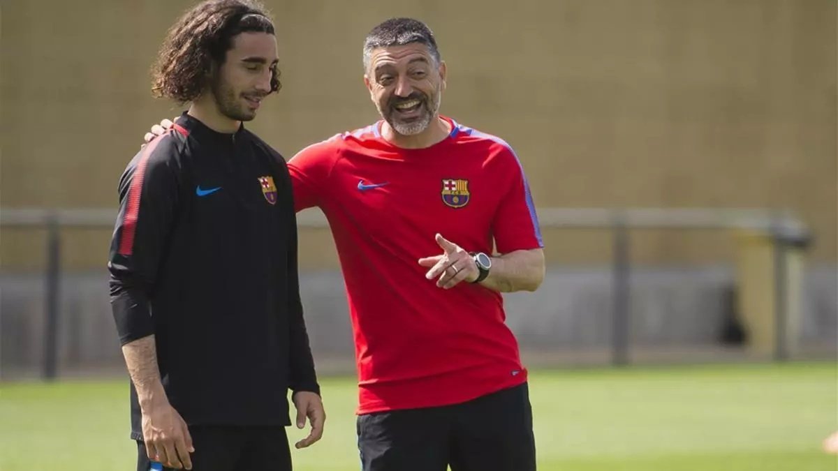 García Pimienta junto a Cucurella en un entrenamiento del FC Barcelona B   Foto: FC Barcelona