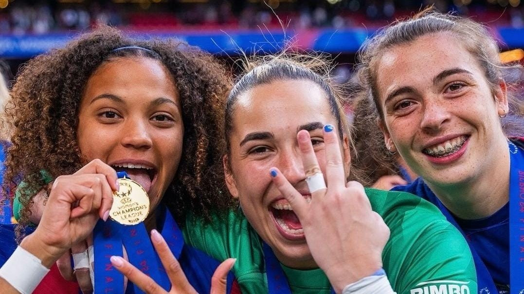 Lucía Corrales, junto a Vicky  López y Cata Coll tras proclamarse campeona de Europa .-FC Barcelona Femení