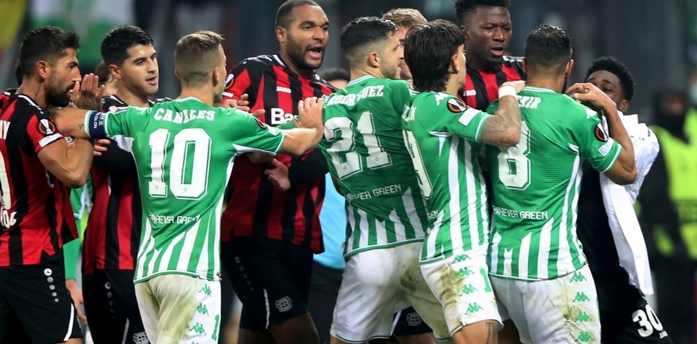 Guido, durante una trifulca en un Bayer Leverkusen - Real Betis de diciembre de 2021 que le costó la expulsión a Fekir.- Thilo Schmuelgen