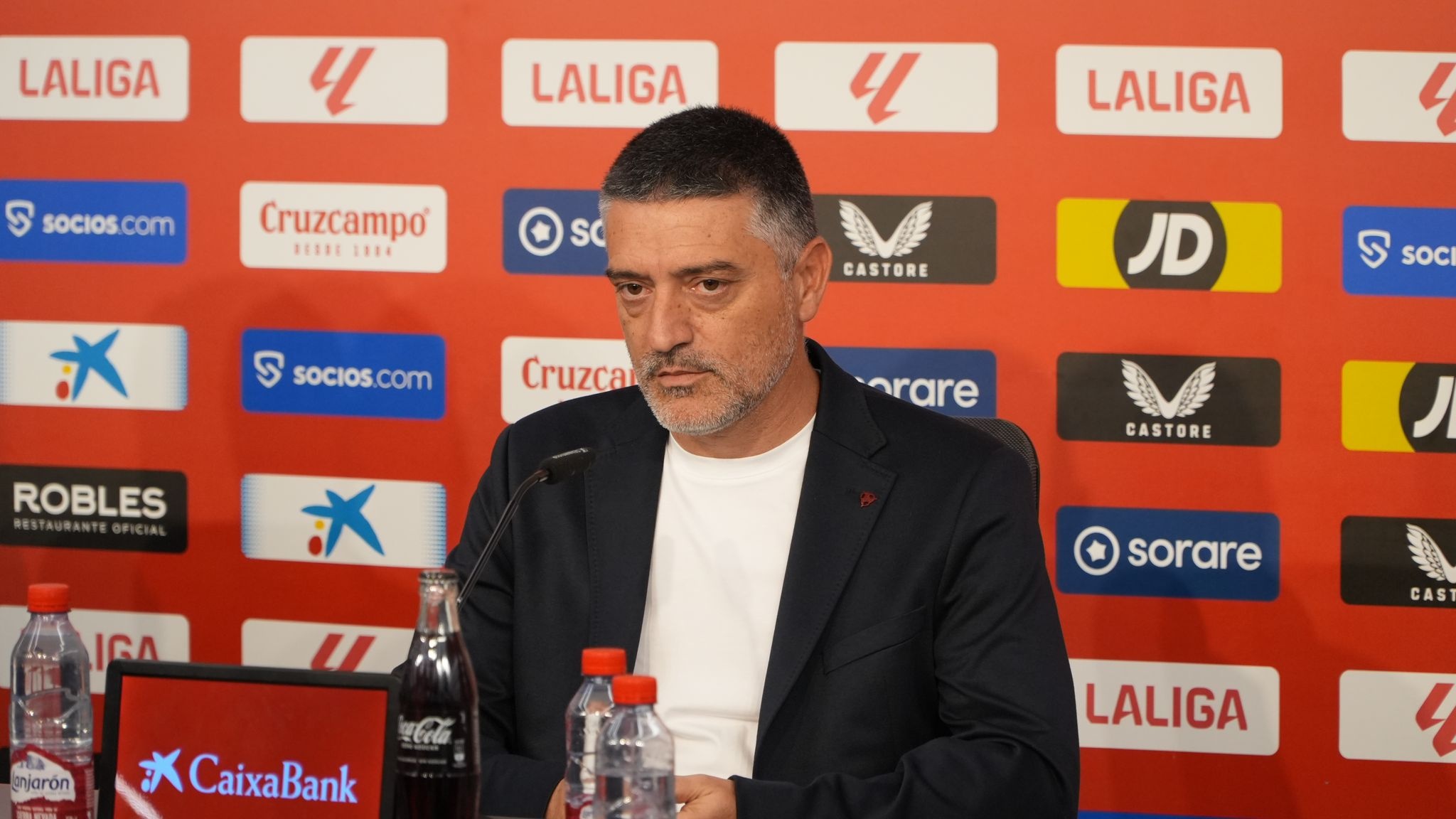 García Pimienta en su rueda de prensa de presentación como entrenador del Sevilla FC   Foto: Mario Míjenz