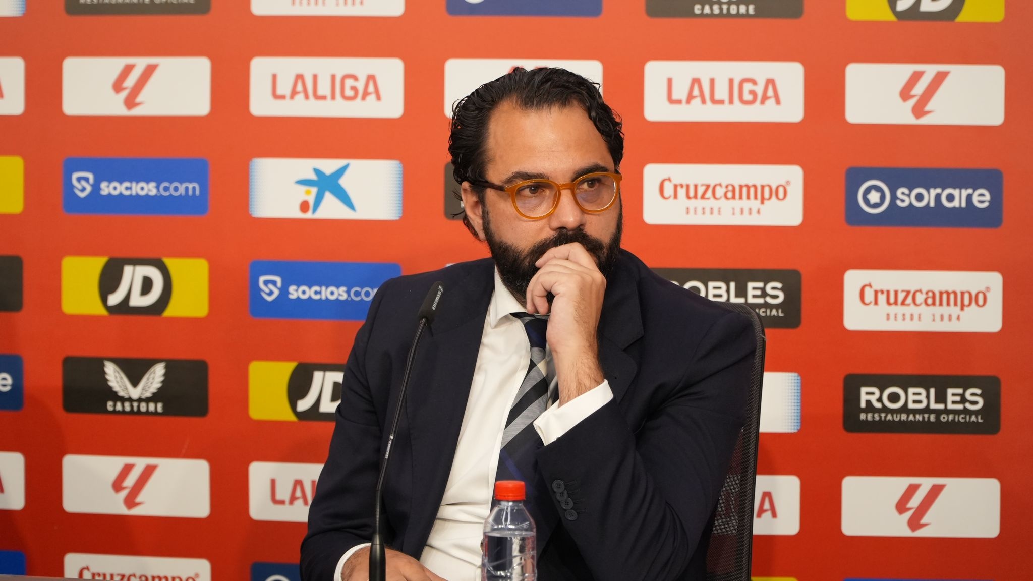 Víctor Orta en la presentación de García Pimienta como entrenador del Sevilla FC   Foto: Mario Míjenz
