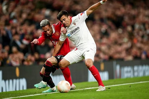 Antony y Marcos Acuña disputando un balón en el enfrentamiento de Europa League entre el Sevilla FC y Manchester United   Foto: EFE