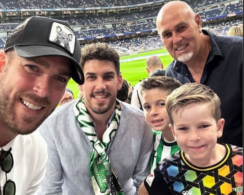 Adrián San Miguel estuvo viendo al Real Betis en el Santiago Bernabéu en el último partido de Liga junto a sus familiares.- Facebook