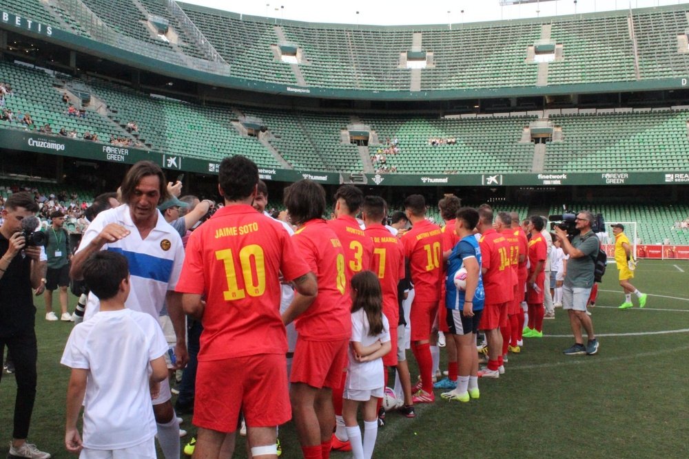 Saludo entre ambos equipos en El Partido de la Alegría. PR