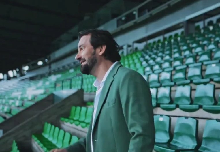 Álex Ortiz, interpretando el Himno al Betis