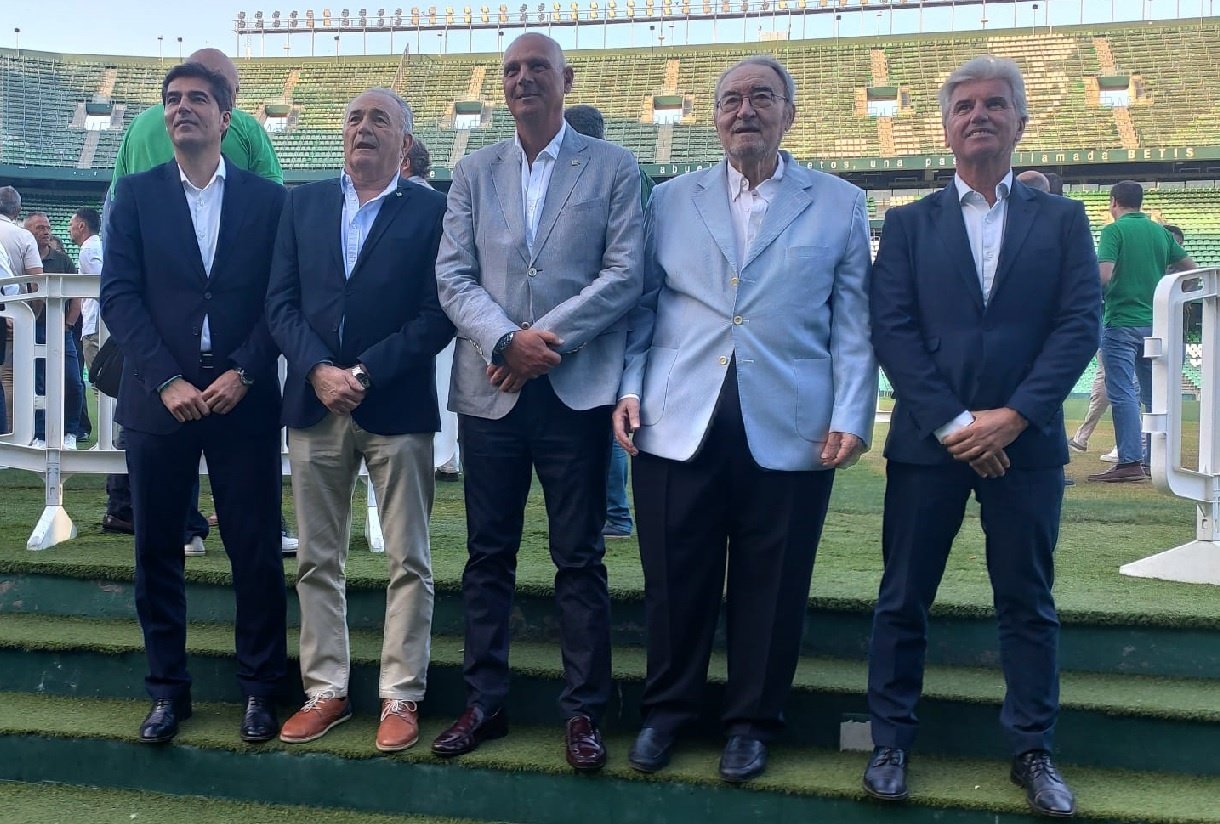 Ángel Haro, Rafael Gordillo, Tomás Calero, Gerardo Martínez Retamero y Miguel Guillén, este martes en el Benito Villamarín.- P.E.