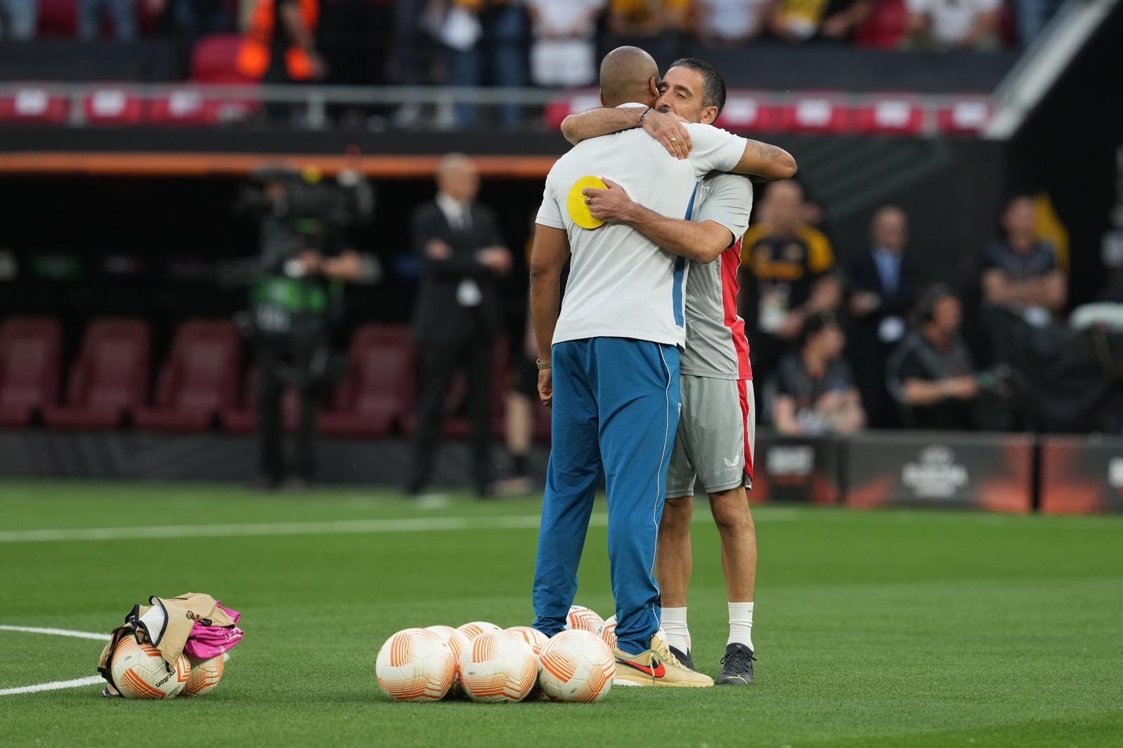 Marcao abrazando a Pepe Conde en la previa de un partido del Sevilla FC