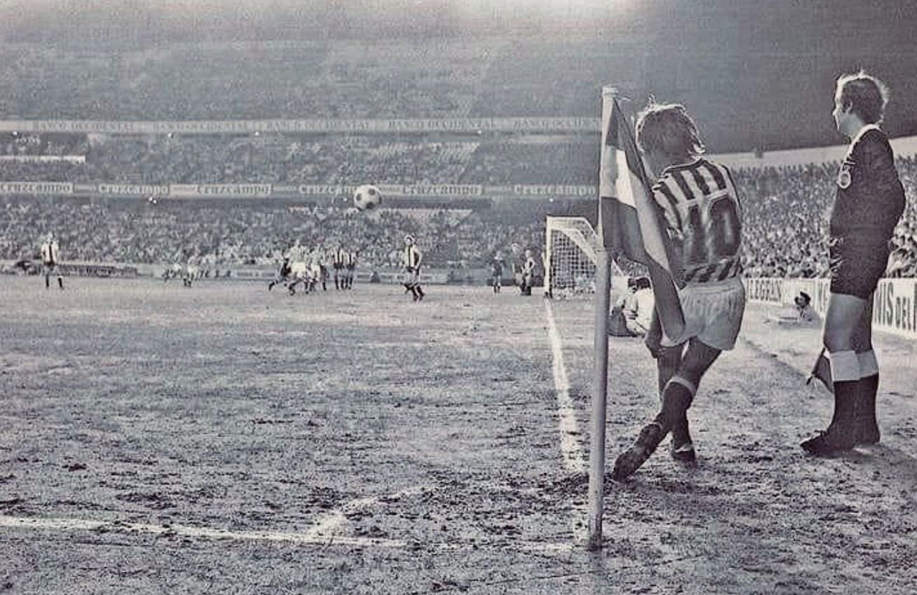 Julio Cardeñosa lanza un córner desde la esquina de Fondo con Gol Norte, con toda la grada de Preferencia enfrente. Es la imagen que se ha utilizado para el carnet de esta temporada.- Fernando Salazar