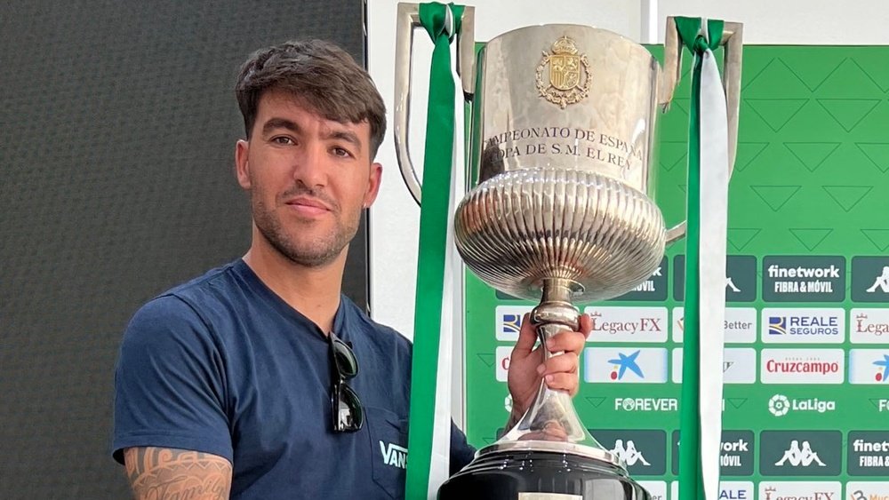 El bético Israel Bascón responde a Dani Ceballos. TW