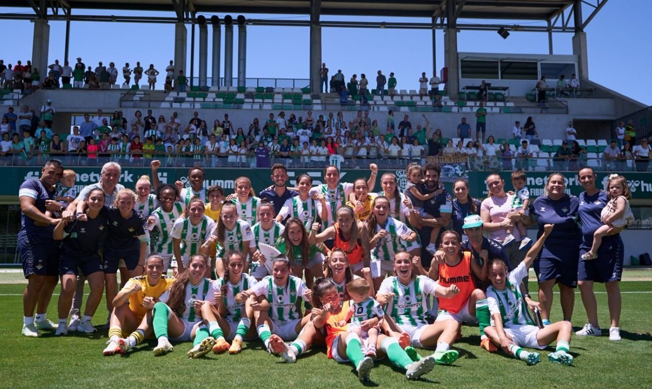 Las jugadoras del Real Betis Féminas celebran la victoria en la última jornada que vale la permanencia en la LigaF.- RBB