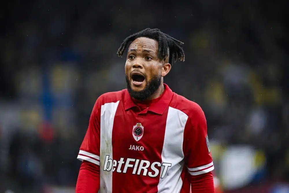 Chidera Ejuke durante un partido con el Amberes