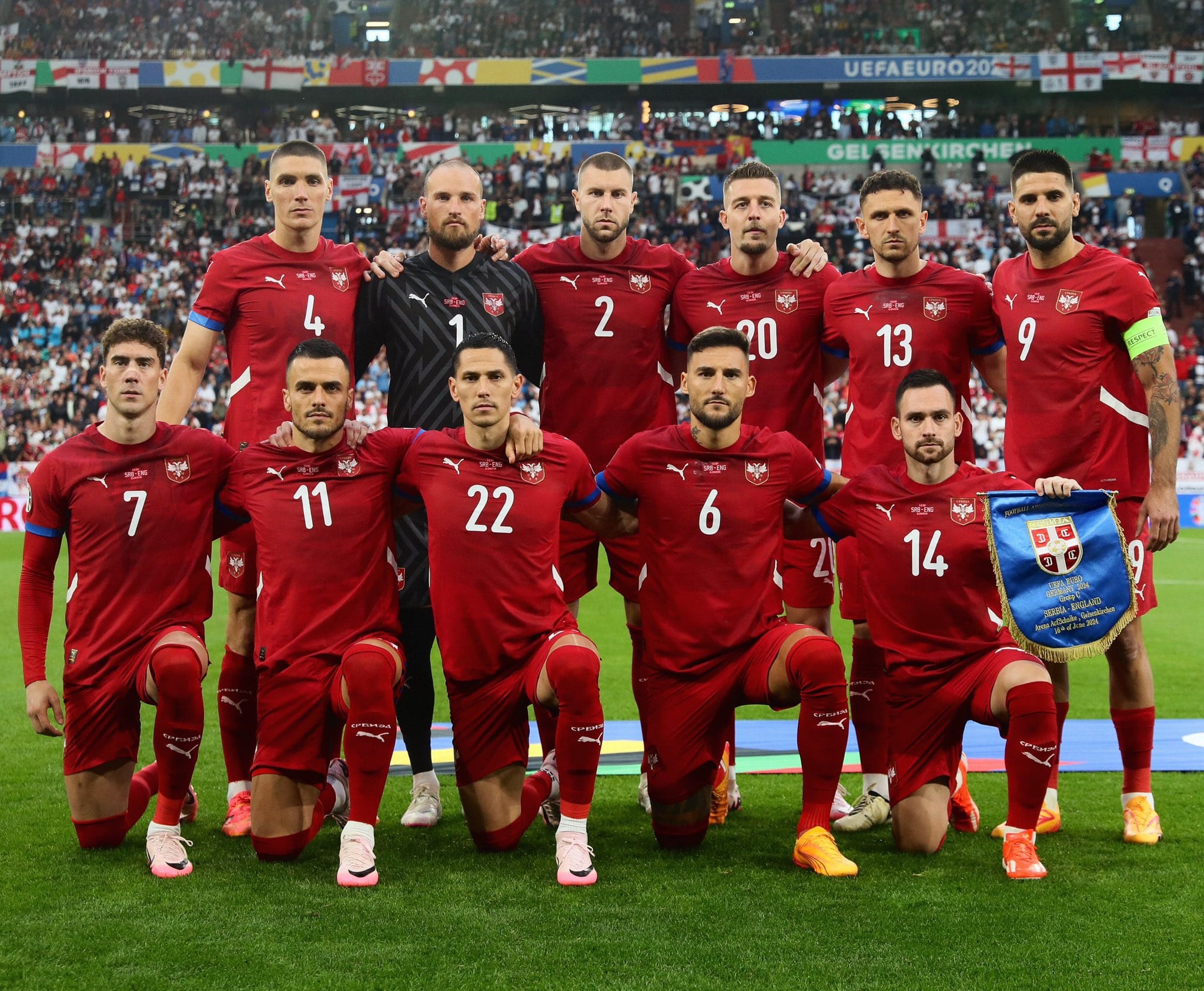 El once de Serbia posando antes de su debut en la Eurocopa ante Inglaterra  Foto: Selección Serbia