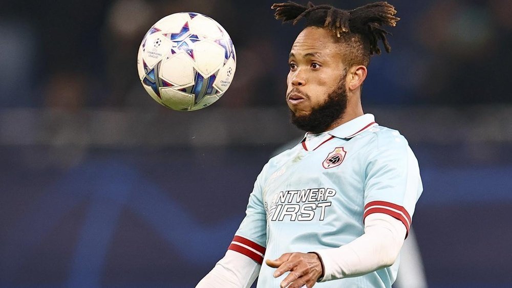 Chidera Ejuke controlando un balón con el Royal Antwerp Foto: EFE