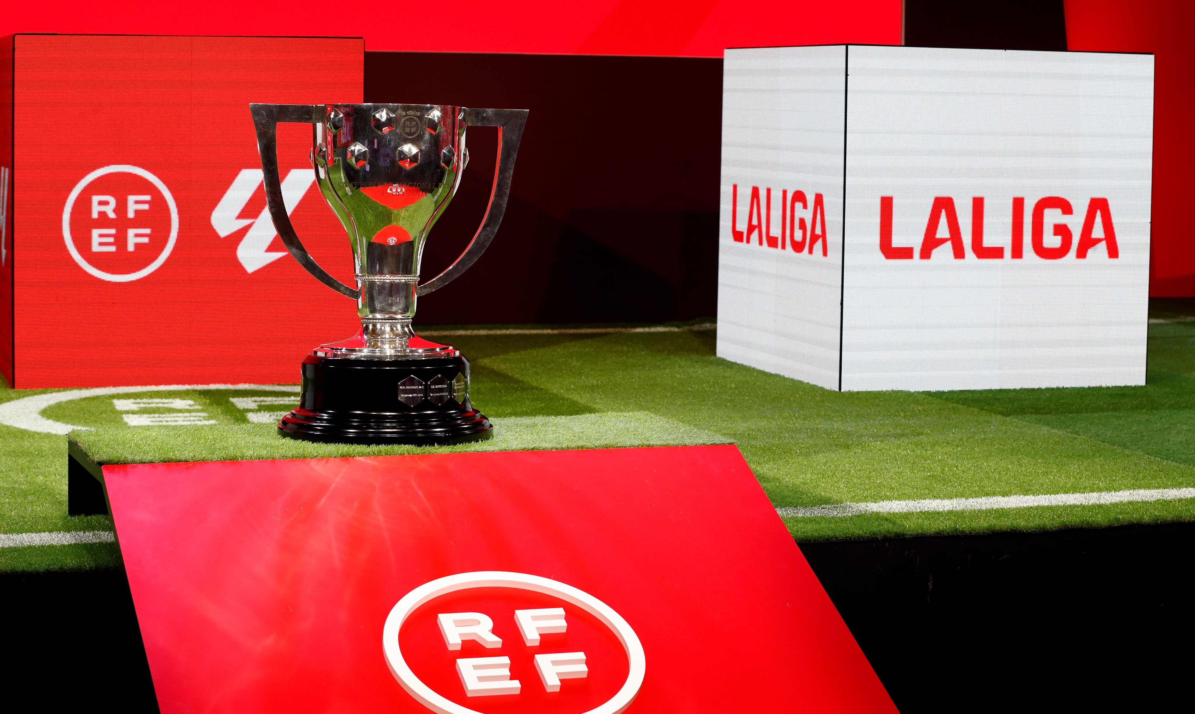 El trofeo de LaLiga, en el salón de actos Luis Aragonés .- RFEF