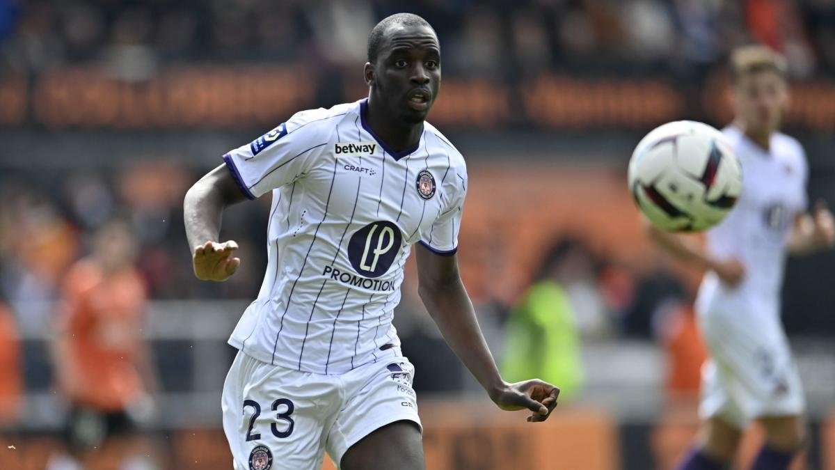Moussa Diarra juega de central y de lateral zurdo y acaba contrato con el Toulouse este 30 de junio.-