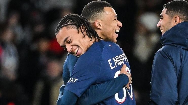 Ethan Mbappe se abraza a su hermano Kylian tras un partido con el primer equipo del PSG.-