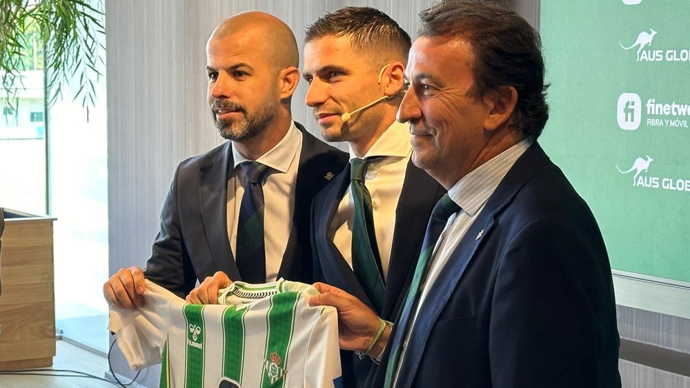 Fajard y Catalán junto a Perraud en la presentación del francés. PG