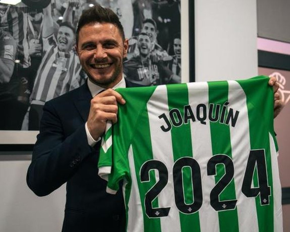 Joaquín posa con la camiseta del Real Betis en la inocentada del club del 28 de diciembre de 2023. RealBetis