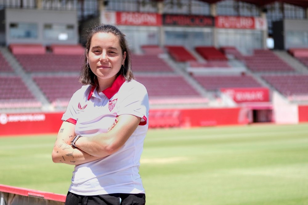Iris Arnaiz luce por primera vez la camiseta sevillista .-SFC