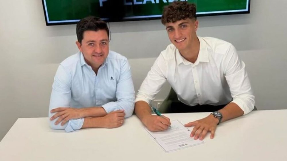 Miguel Calzado y Manu González tras la renovación del joven portero.- (RBB)