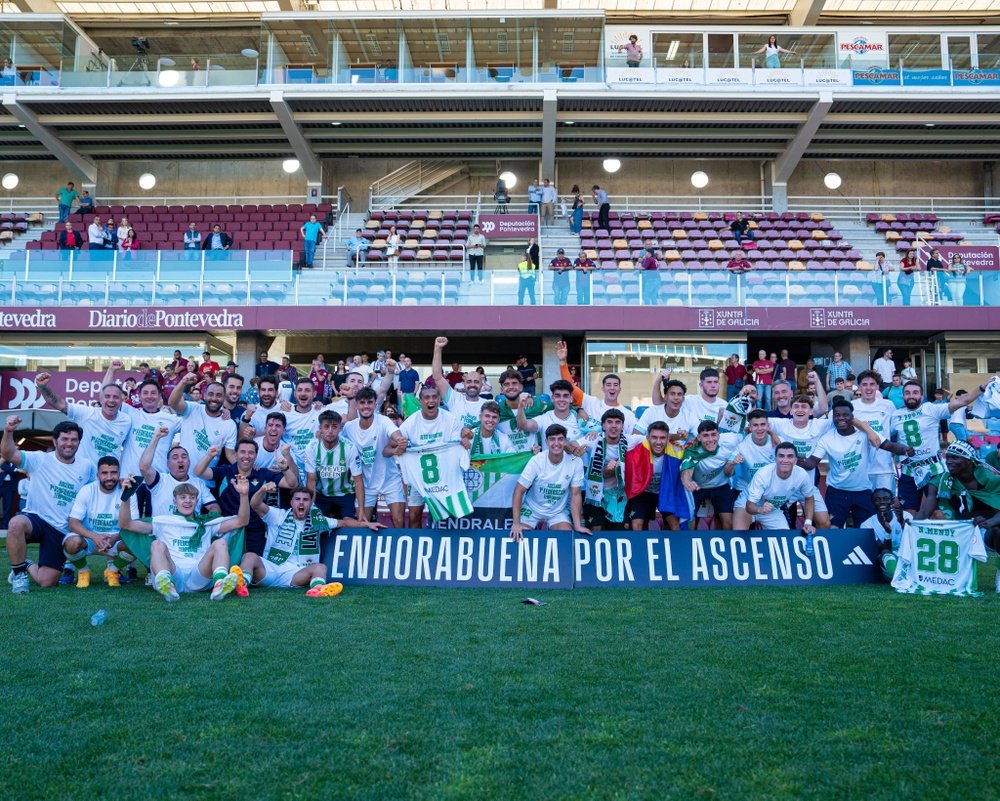 El Betis Deportivo celebra su ascenso a Primera RFEF tras vencer en Pontevedra. @RBetisCantera