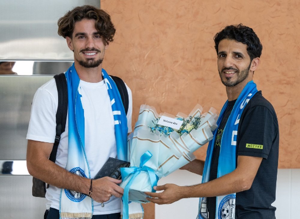 Álex Collado -izquierda-, a su llegada el pasado verano a Arabia Saudí para firmar por el Al-Okhdood.-