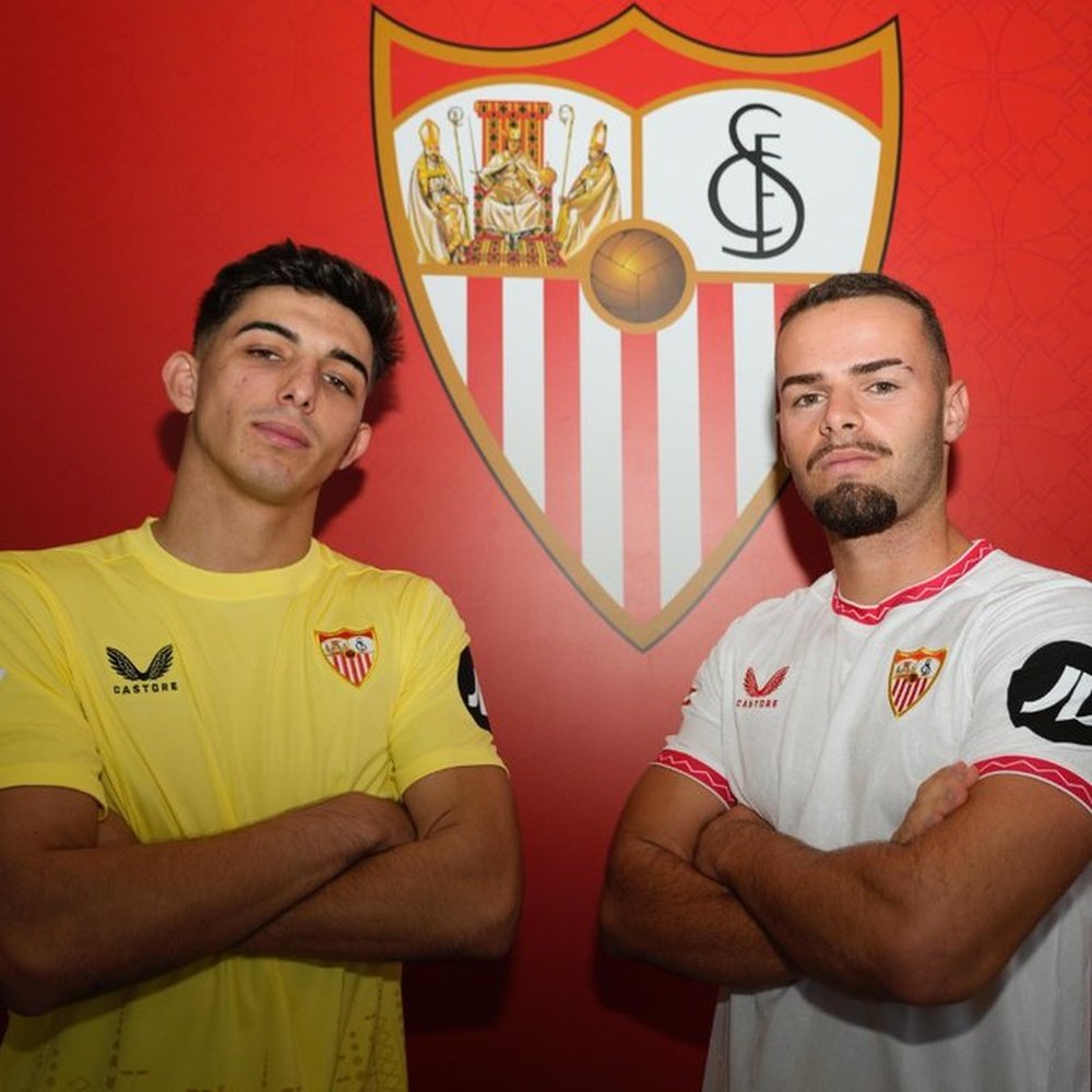 Alberto Flores y Ramón Martínez tras renovar su contrato con el Sevilla FC hasta 2027 Foto: Sevilla FC