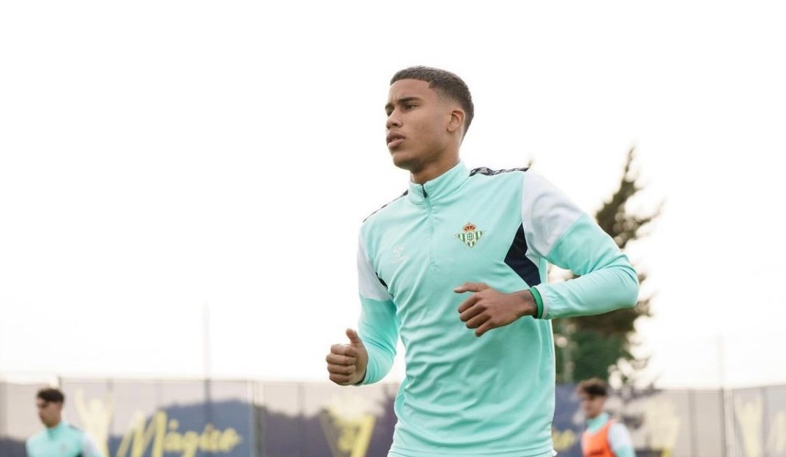 Álex Pérez, en un partido con el Betis Deportivo. Fuente: Instagram Álex Pérez