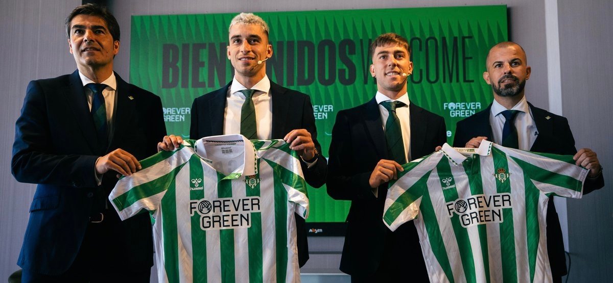 Marc Roca e Iker Losada, acompañados por Ángel Haro y Manu Fajardo en la presentación de los jugadores. @RealBetis