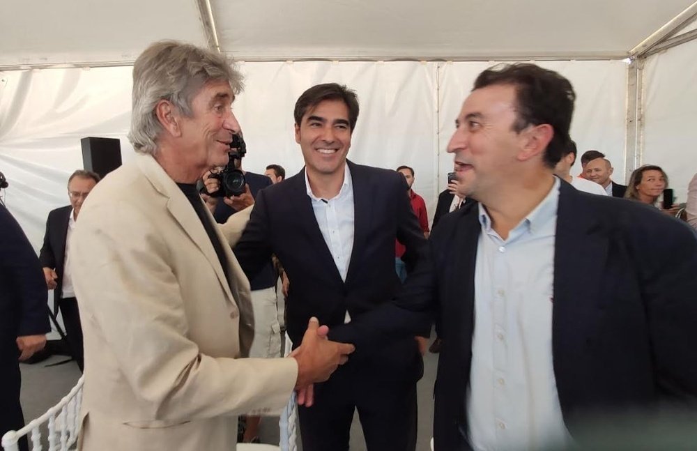 Manuel Pellegrini conversa con Ángel Haro y José Miguel López Catalán en una imagen de archivo.- PE