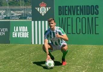 Diego Llorente en la presentación con el Betis. AR