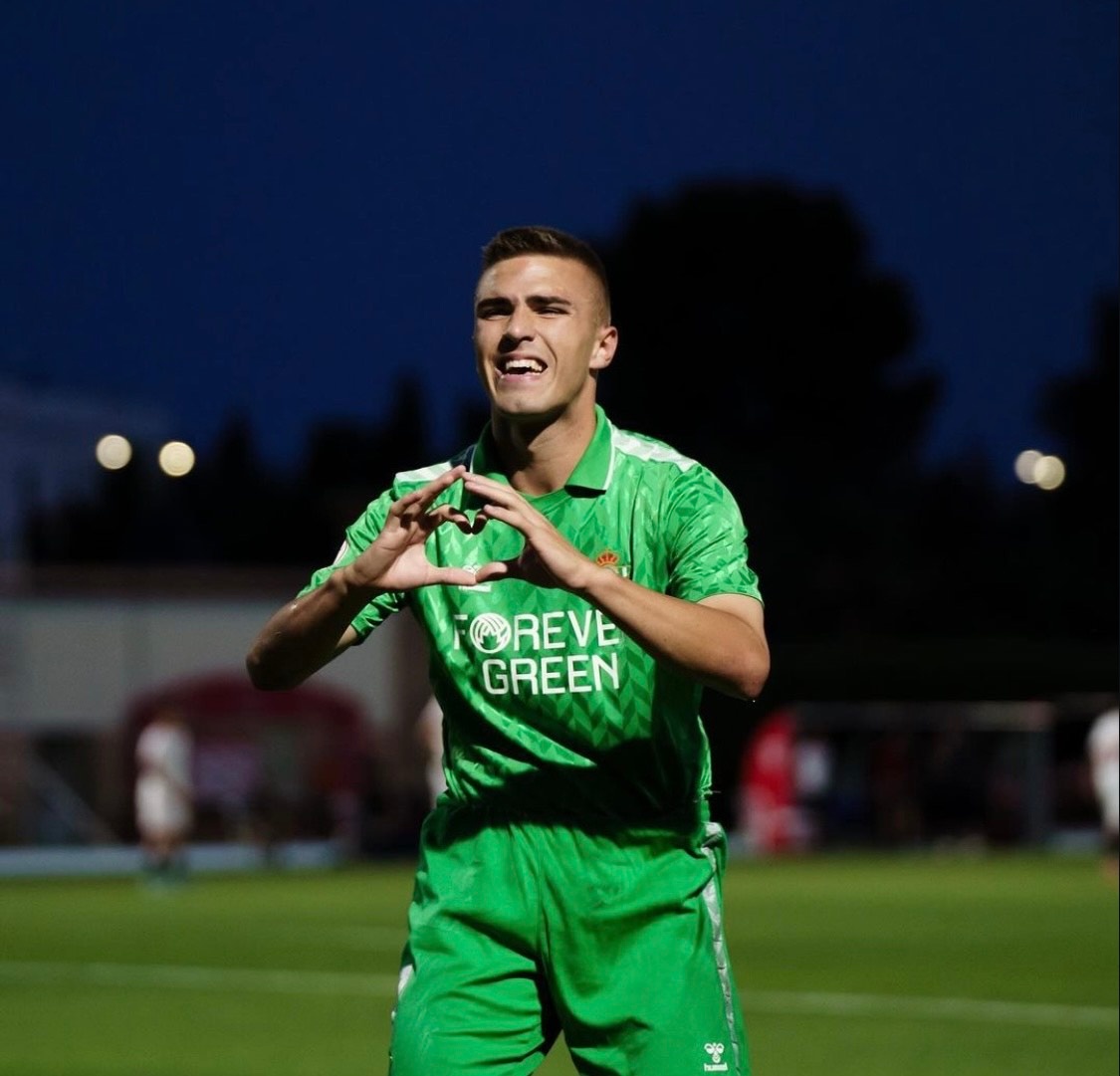 Pablo García celebra un gol con el Juvenil A. RBB