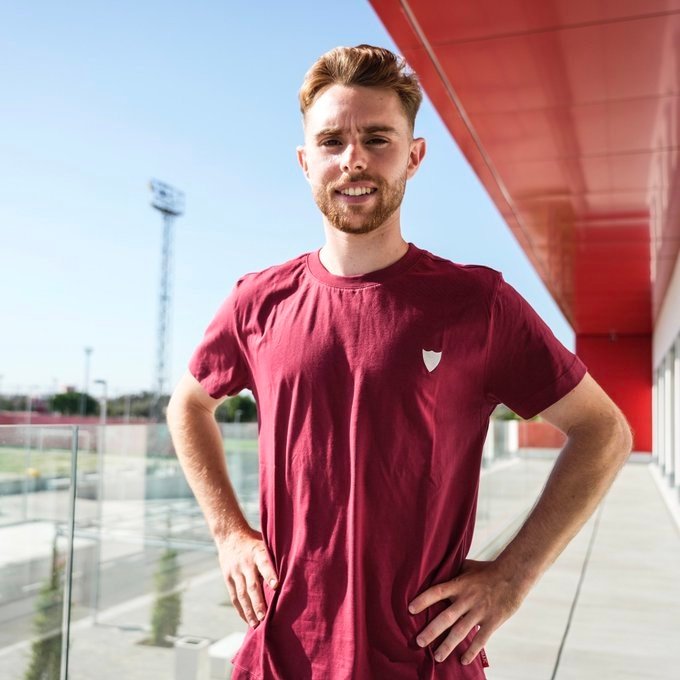 Peque en la ciudad deportiva del Sevilla FC en su primer día como jugador sevillista   Foto: Sevilla FC