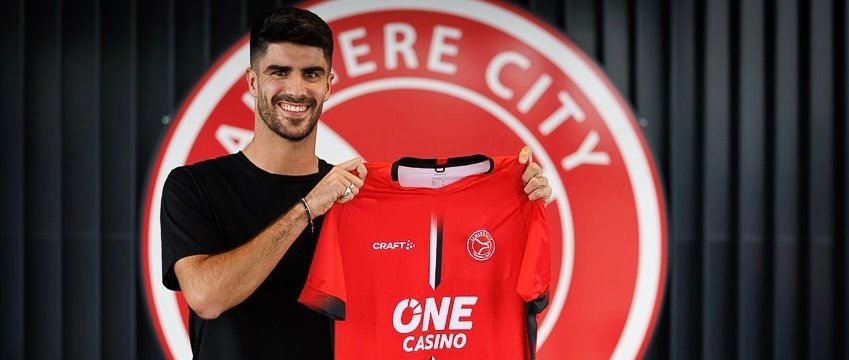 Visus, presentado como nuevo jugador del Almere City. @AlmereCityFC