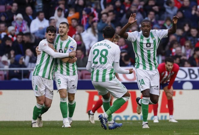 Johnny y Guido, a la izquierda, celebran el gol de William Carvalho al Atlético esta pasada temporada.- Efe