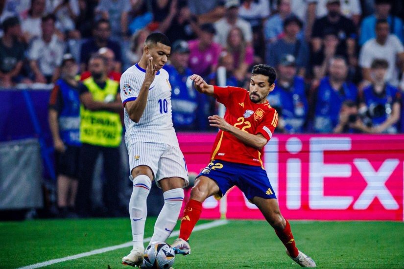 Jesús Navas ante Kylian Mbappé en el partido de semifinales ante Francia .-SFC