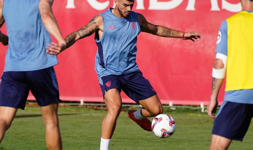Isaac Romero durante un entrenamiento del Sevilla FC en la pretemporada 2024-25 Foto: Sevilla FC
