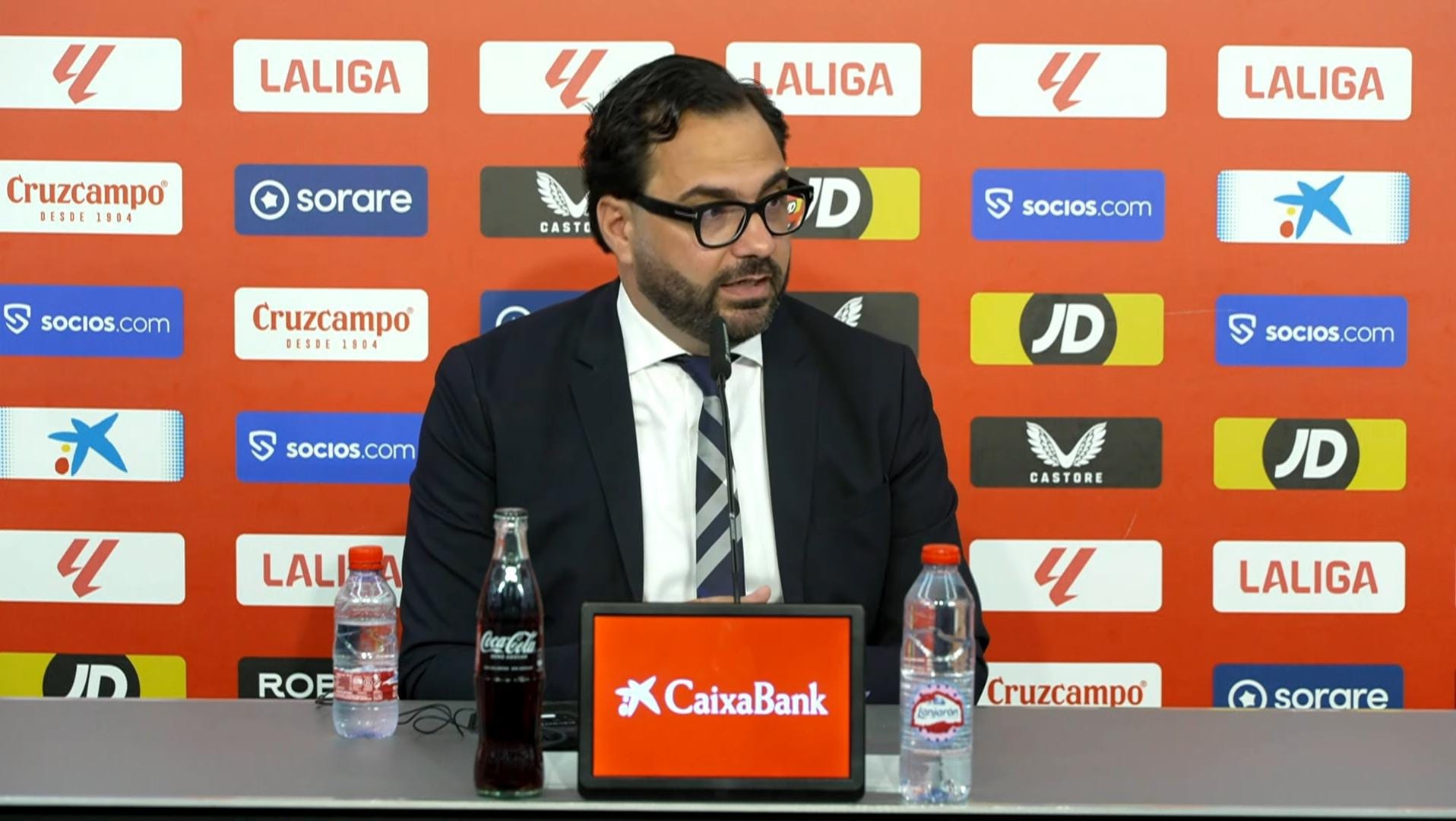 Víctor Orta durante la presentación de Peque y Sambi Lokonga como jugadores del Sevilla FC