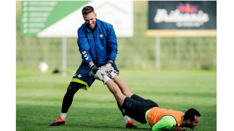 Adrián hace ejercicios de estiramiento con Juanmi durante el stage en tierras austriacas.- RBB