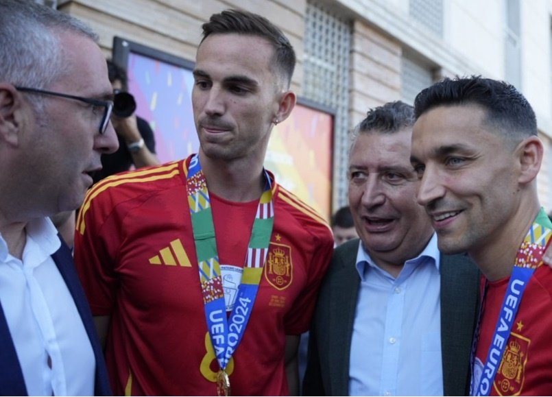 Fabián y Jesus Navas, durante el homenaje de este martes en Los Palacios.- DS