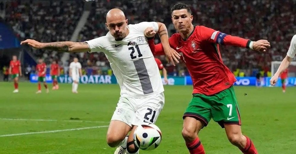 Drkusic junto a Cristiano Ronaldo en el partido correspondiente a octavos de final de la Eurocopa .- PFC Sochi