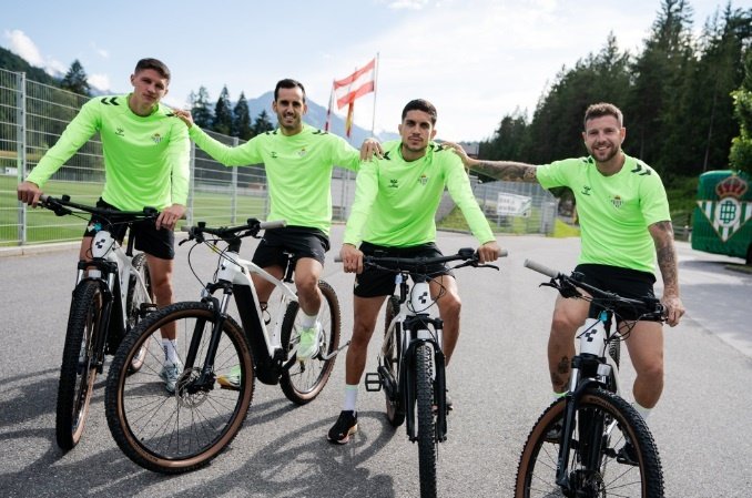 Sergi Altimira, Juanmi,. Bartra y Aitor Ruibal acuden al entrenamiento en bicicleta en los Alpes austriacos.- RBB